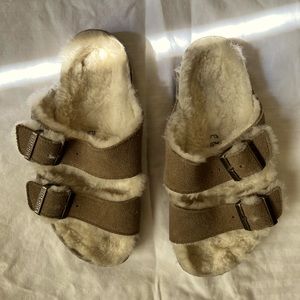 Tan original Arizona style Birkenstock with shearling lining in white size 7